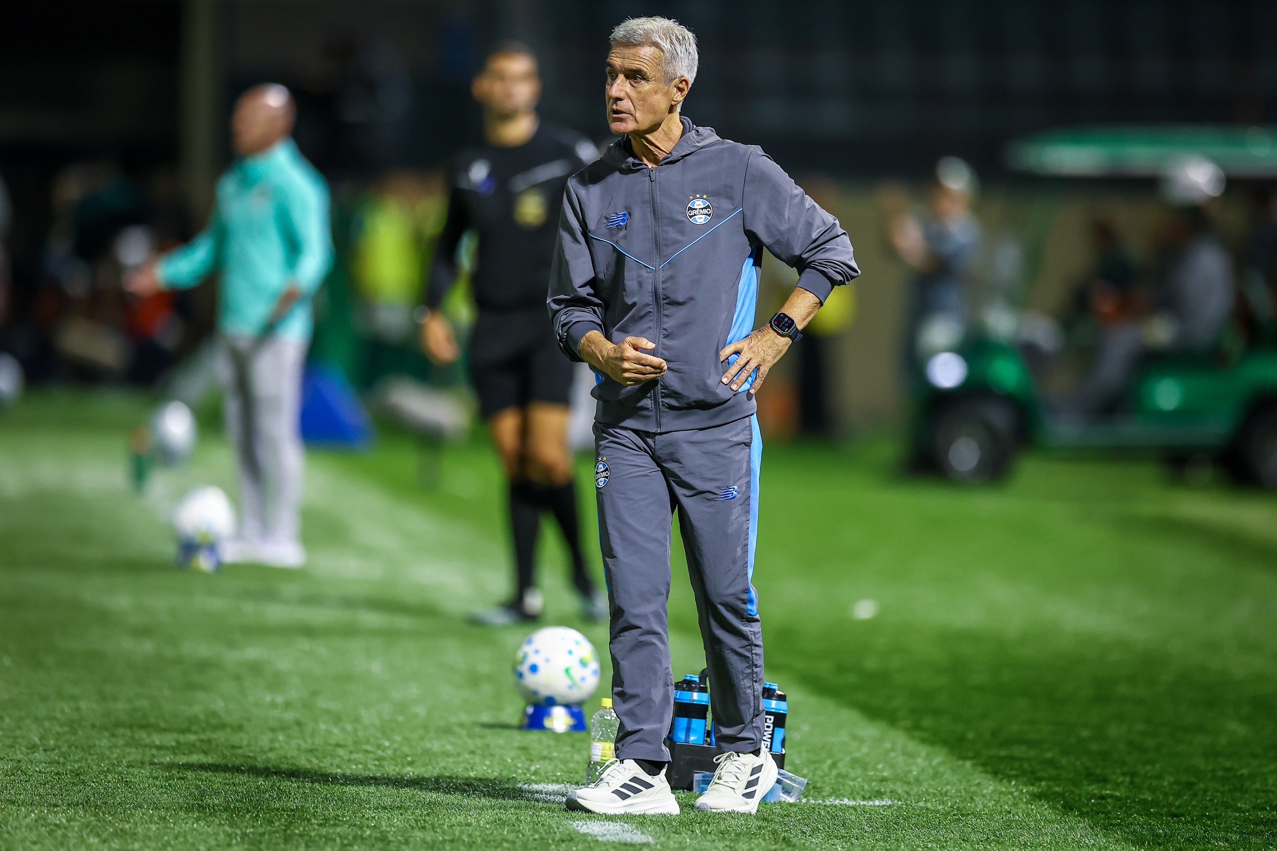 Trabalho fraco no Grêmio? Compare o aproveitamento de Luís Castro com rivais da Série A