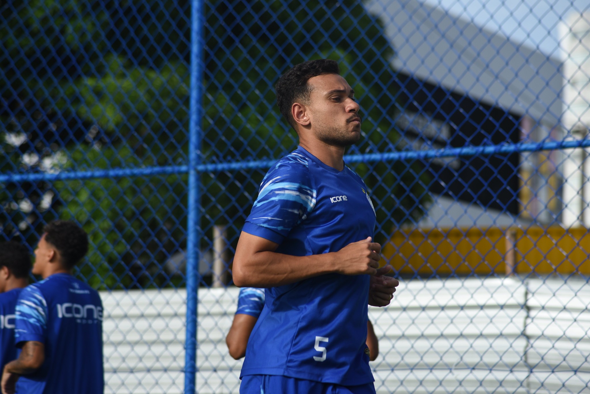 Mesmo após derrota, volante elogia estreia do Vitória-ES e mostra positivismo com sequência da Série D