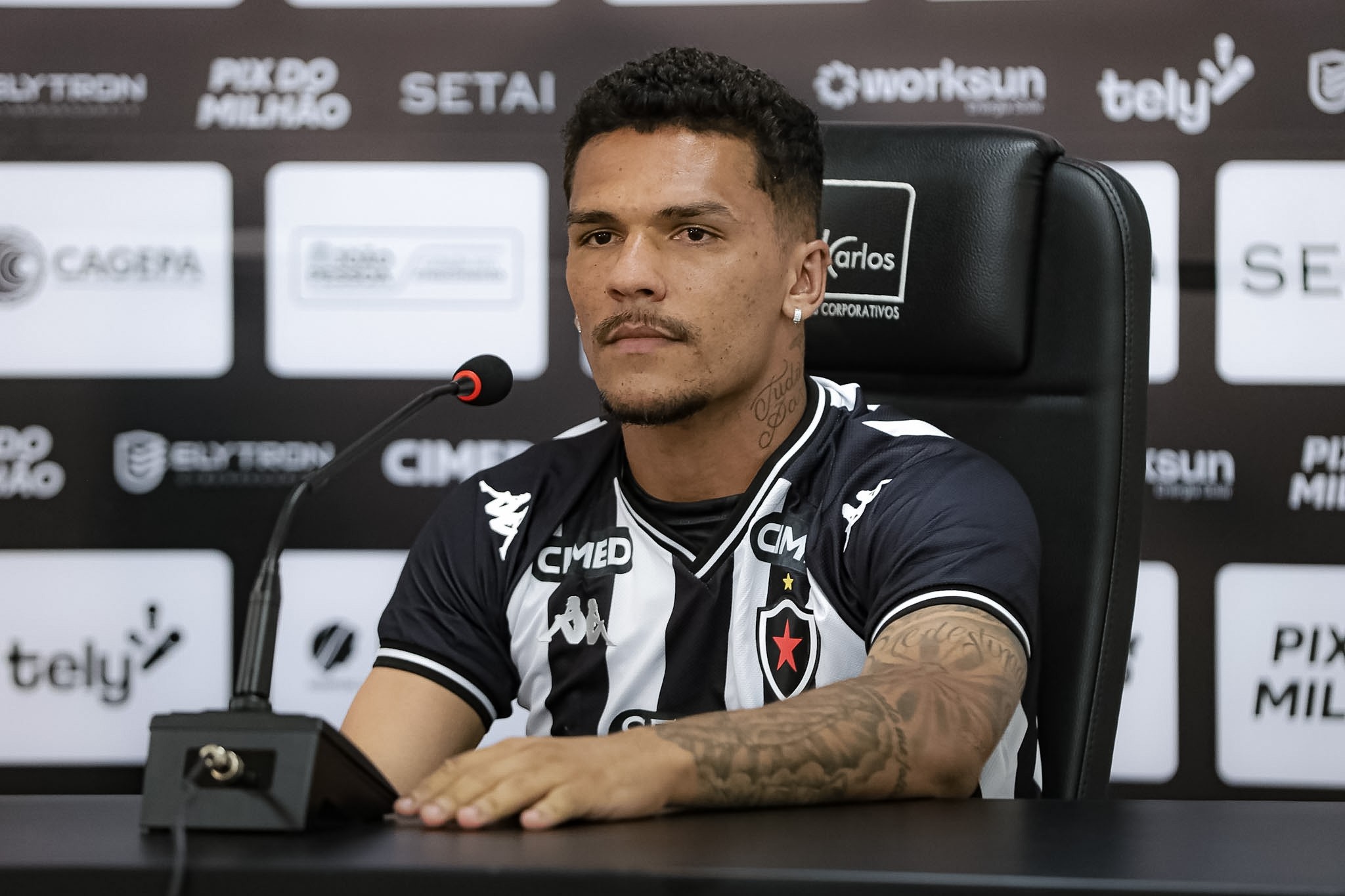 Reforços do Botafogo-PB, Gabriel Tota e Romarinho apostam na versatilidade para ganhar espaço