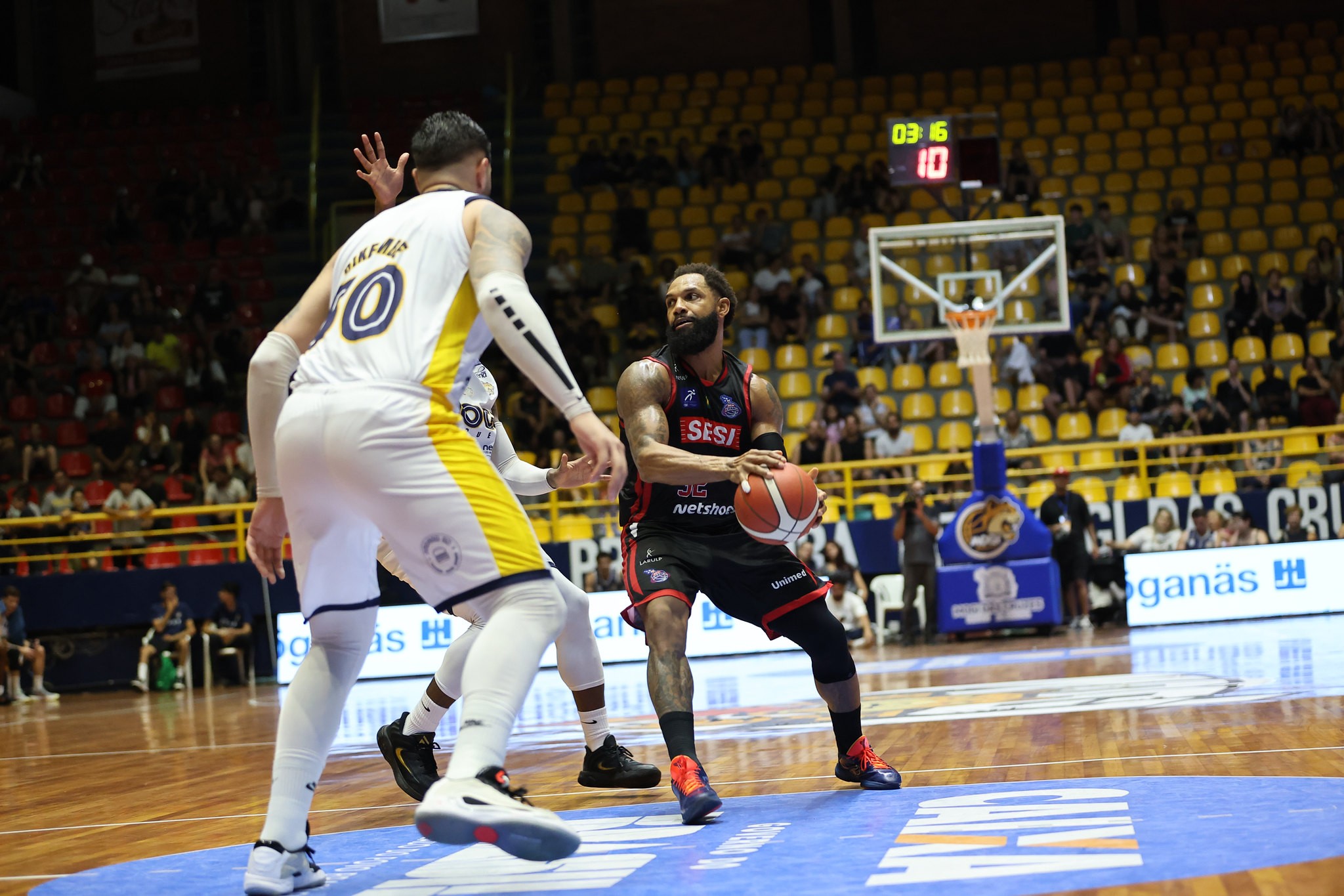 Franca vence jogo apertado com o Mogi e emplaca sexta vitória seguida no NBB
