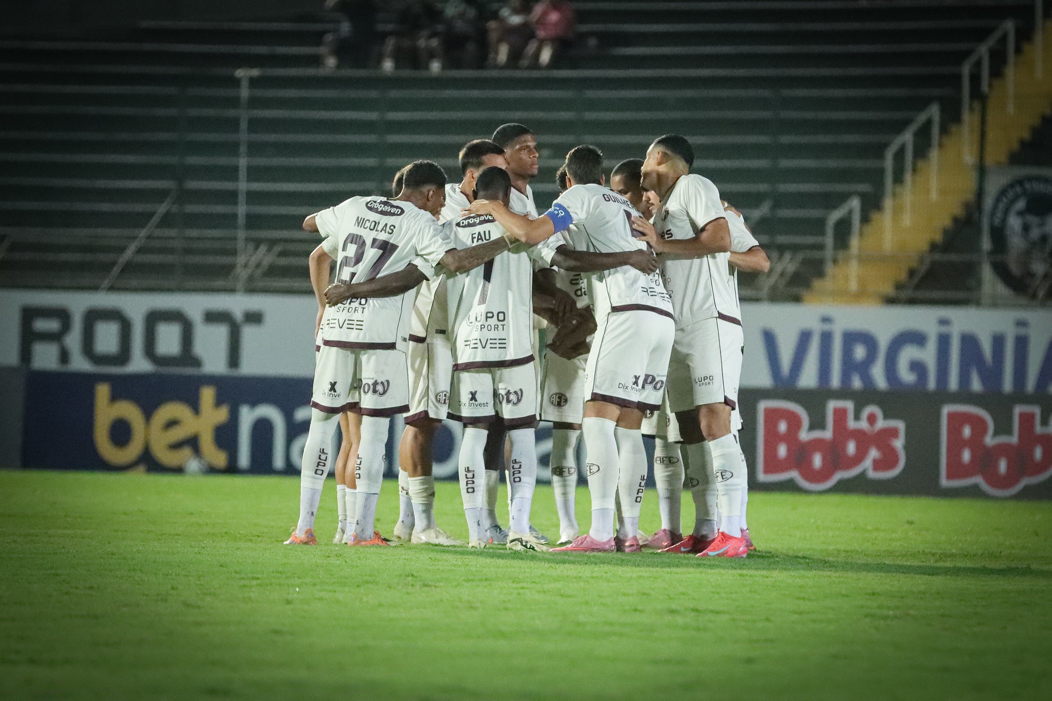 Base da Ferroviária ganha destaque e recebe elogios de Corrêa após estreia na Série C