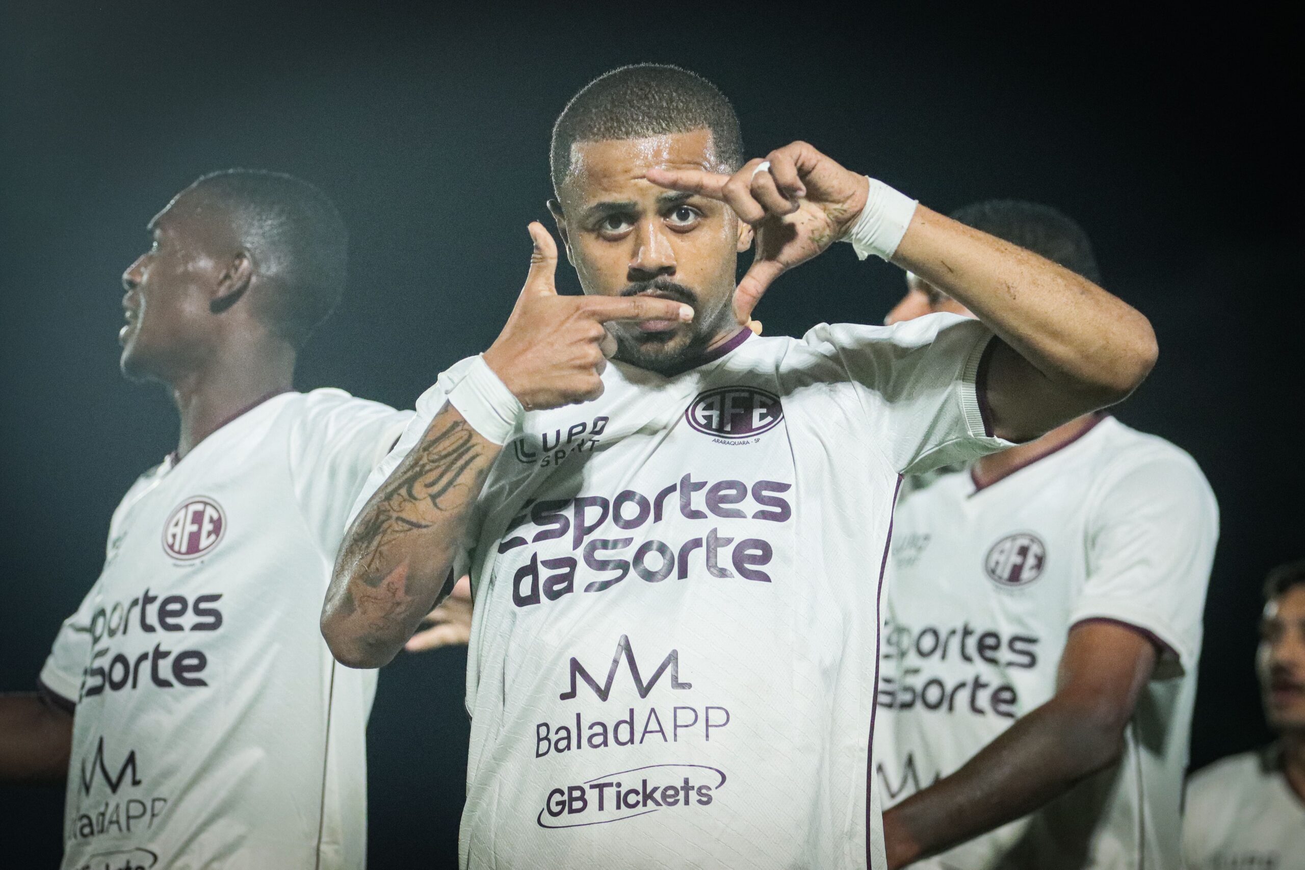 Vinni Faria celebra primeiro gol pela Ferroviária, mas lamenta revés pela Série C
