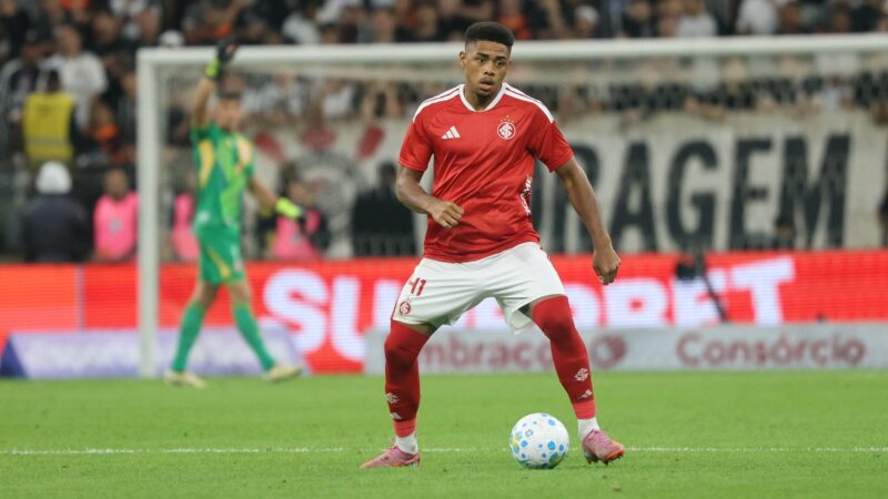 Victor Gabriel completa 50 jogos pelo Inter em meio a disputa acirrada na defesa