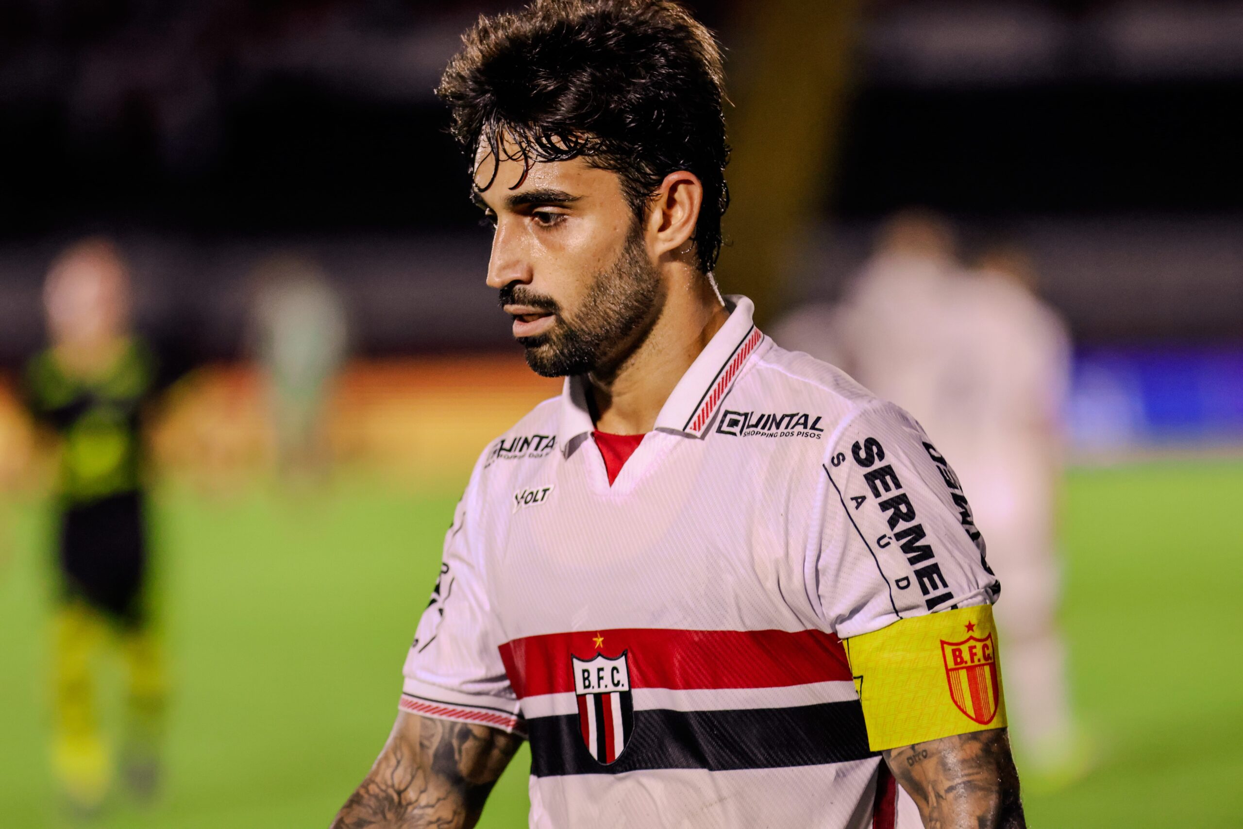 Surpresa e responsabilidade: Brey vira capitão e ganha protagonismo no Botafogo-SP