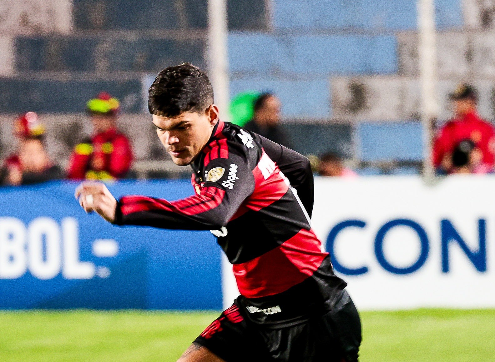 Incerteza na lateral esquerda faz Flamengo monitorar mercado por reforço; entenda