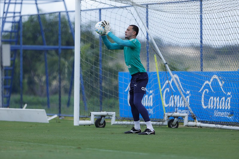 Léo Vieira “fura” fila no Bahia e lidera lista de goleiros com mais defesas no Campeonato Brasileiro