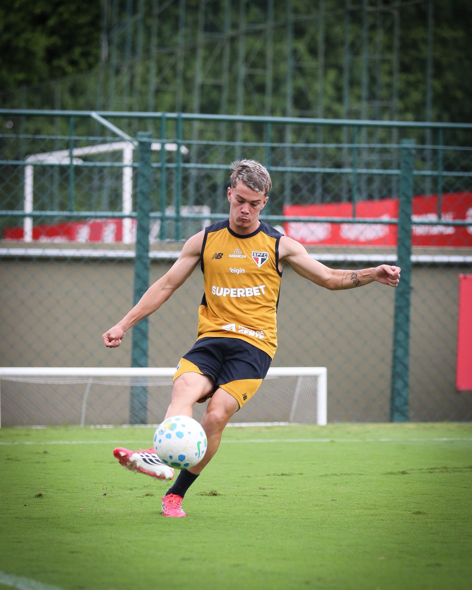 A joia de Cotia que impressionou Roger Machado nos treinamentos e “furou a fila” no São Paulo