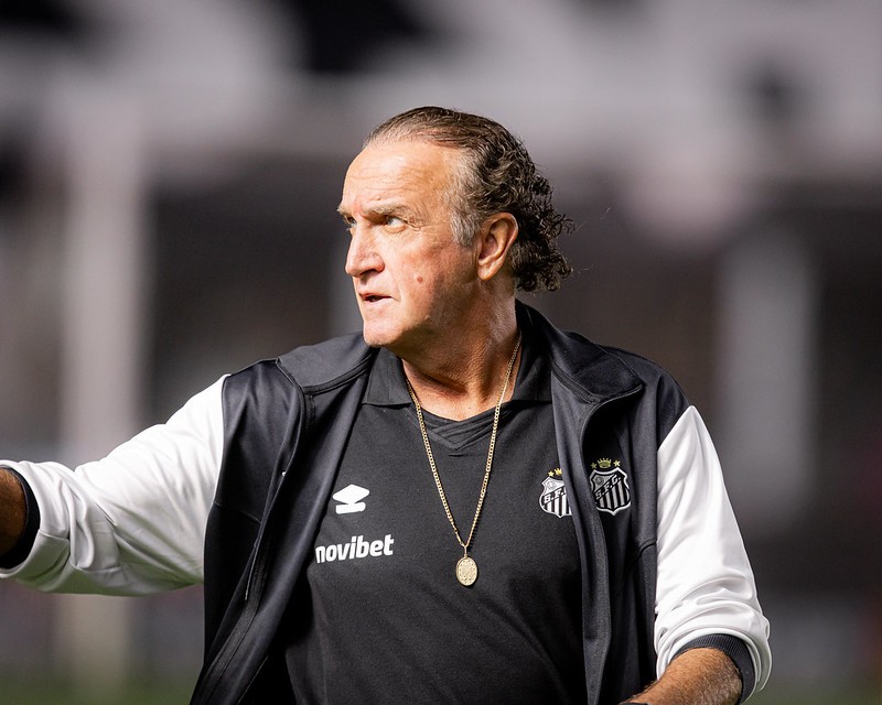 Árbitro relata reclamações de Cuca em expulsão do técnico do Santos: “Vocês são uns bananas”