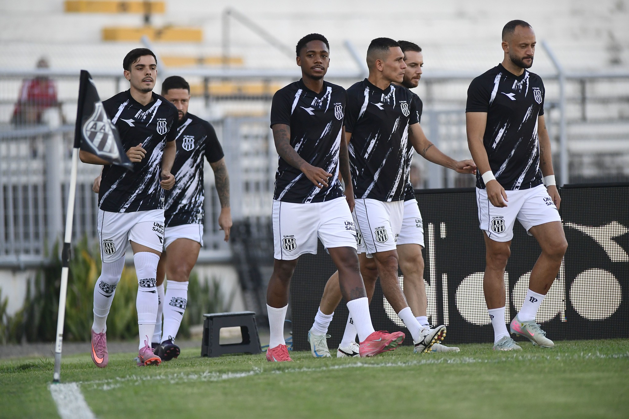 Elenco da Ponte deixa hotel em protesto aos salários atrasados antes de jogo pela Série B