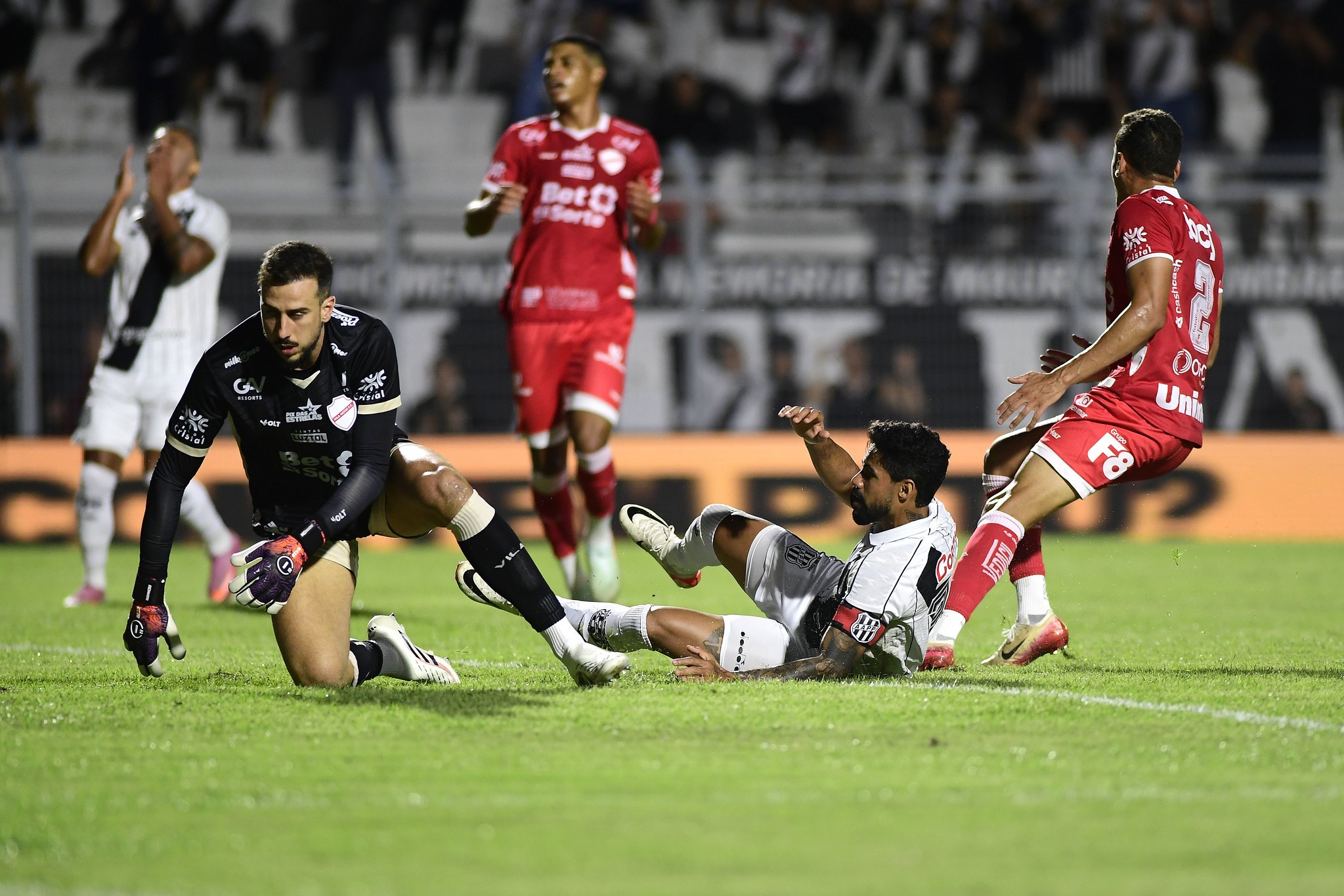 Análise: arbitragem falha, mas ineficiência e descontrole pesam mais em nova derrota da Ponte