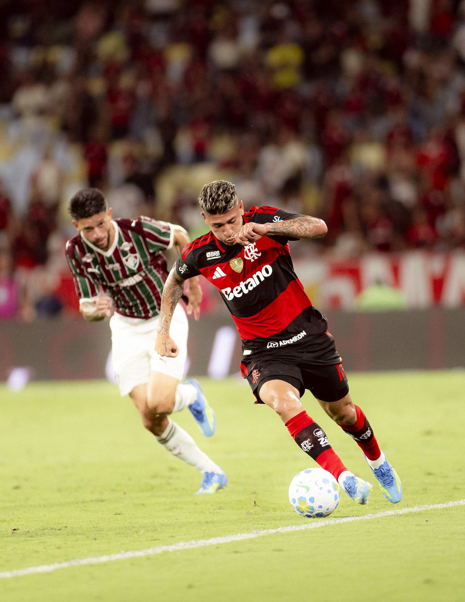 Flamengo adverte Carrascal por segunda expulsão no ano, e meia pode pegar gancho maior em julgamento