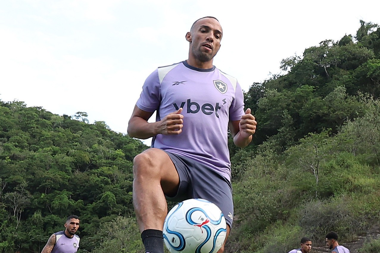 Botafogo vive dilema na lateral esquerda para enfrentar o Racing e tenta retorno de Marçal