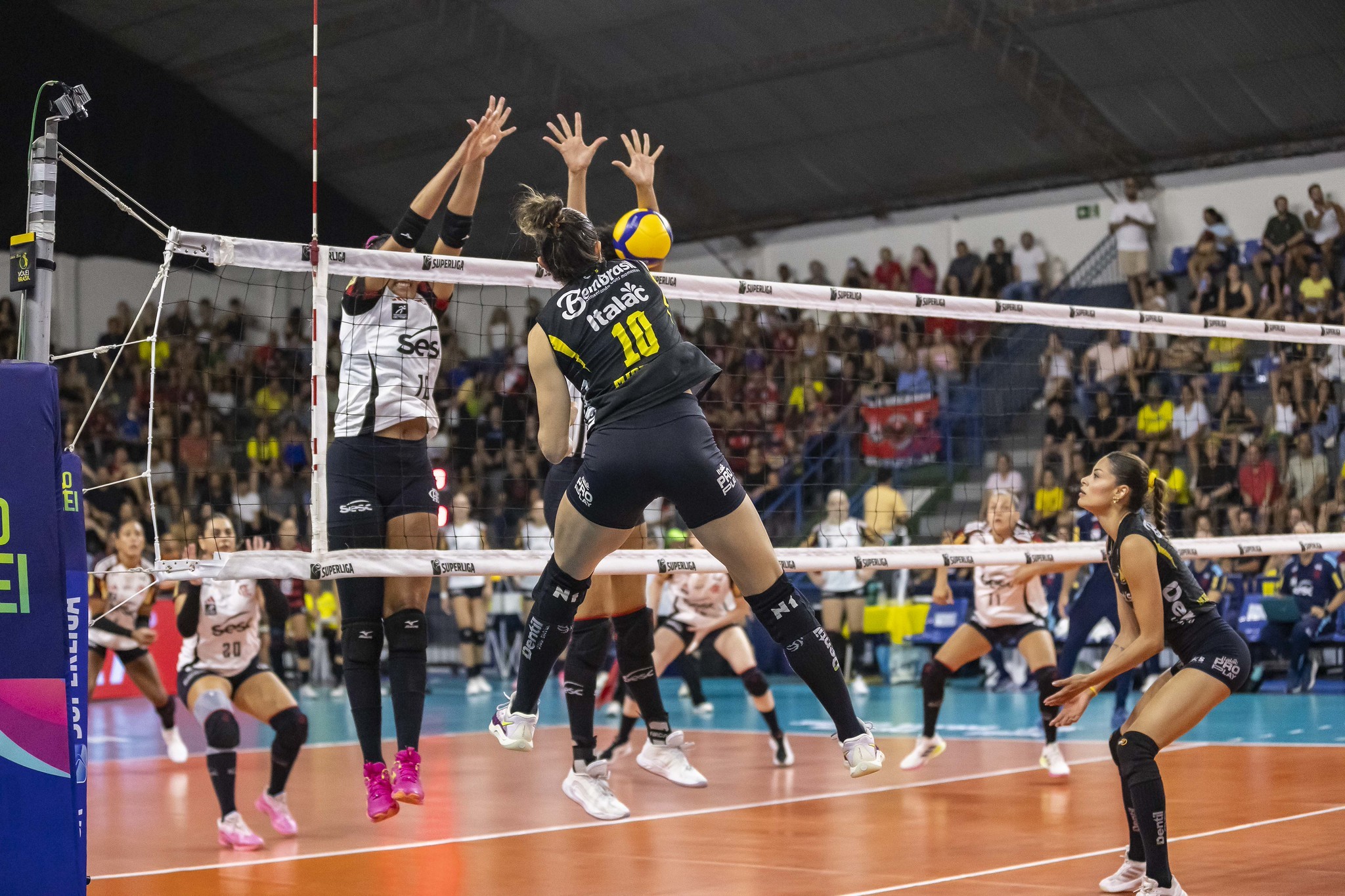Sesc-Flamengo x Praia Clube pelas semifinais da Superliga Feminina: onde assistir, horário e mais
