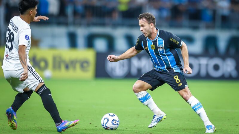 Arthur completa 100 jogos pelo Grêmio  em meio à indefinição sobre permanência