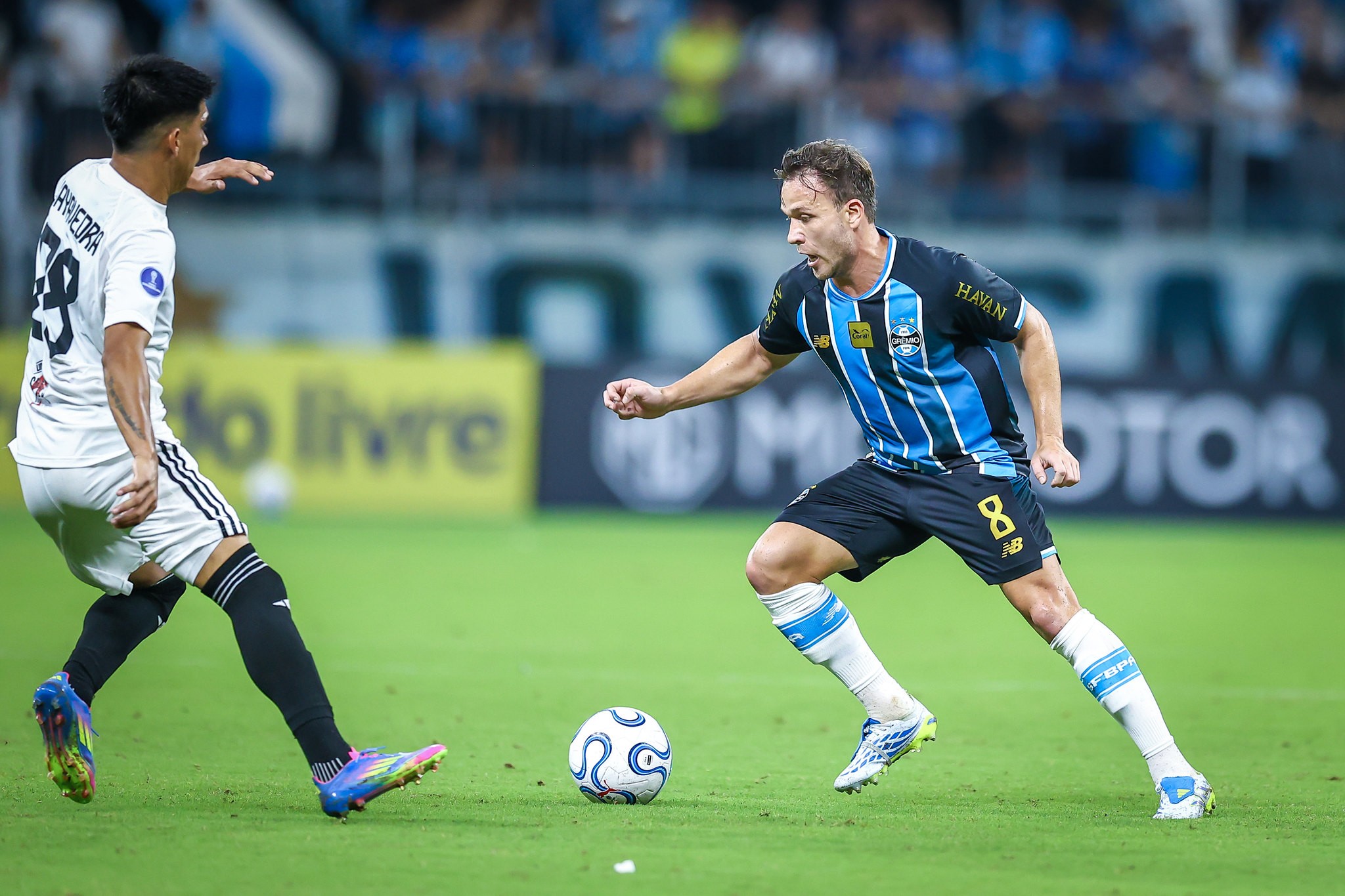 Arthur completa 100 jogos pelo Grêmio  em meio à indefinição sobre permanência