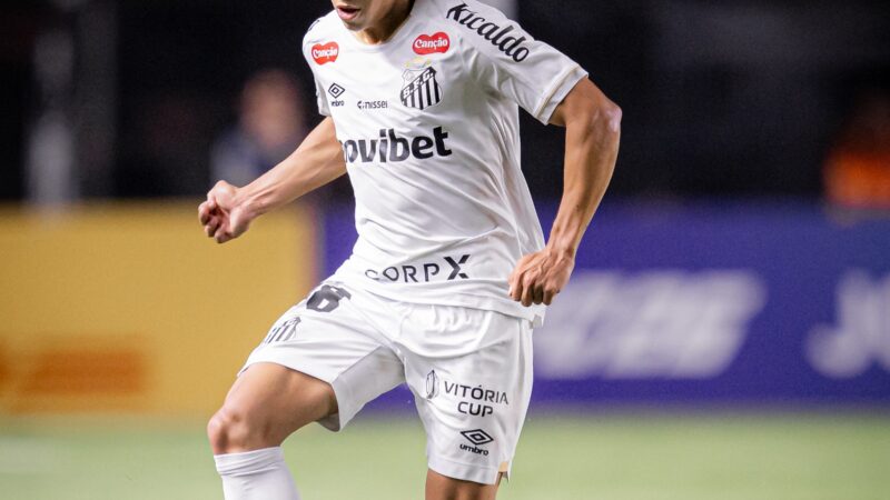 Como o Santos planeja desenvolver promessa que virou xodó de Cuca no elenco profissional