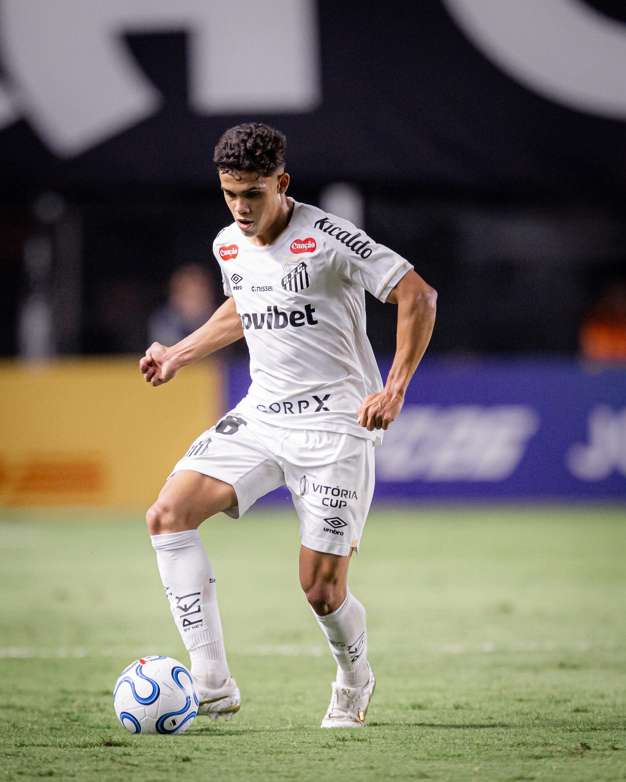 Como o Santos planeja desenvolver promessa que virou xodó de Cuca no elenco profissional