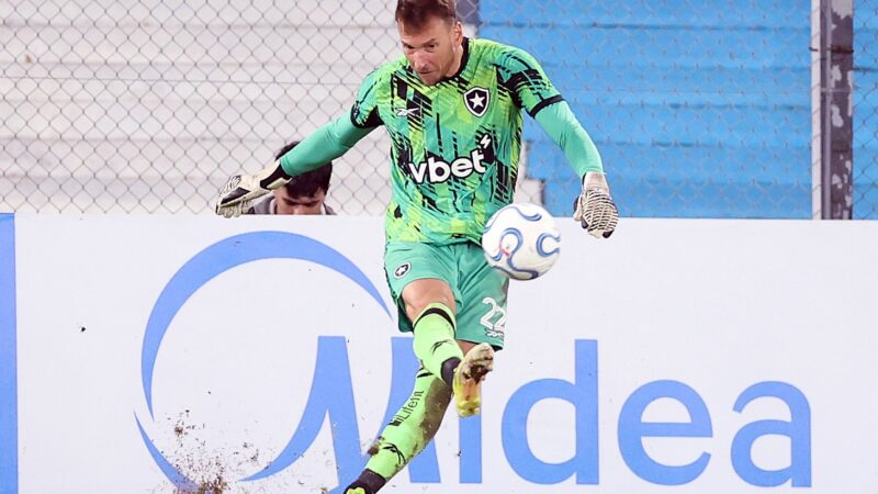Neto se recupera de falha e ganha sobrevida com Franclim no Botafogo