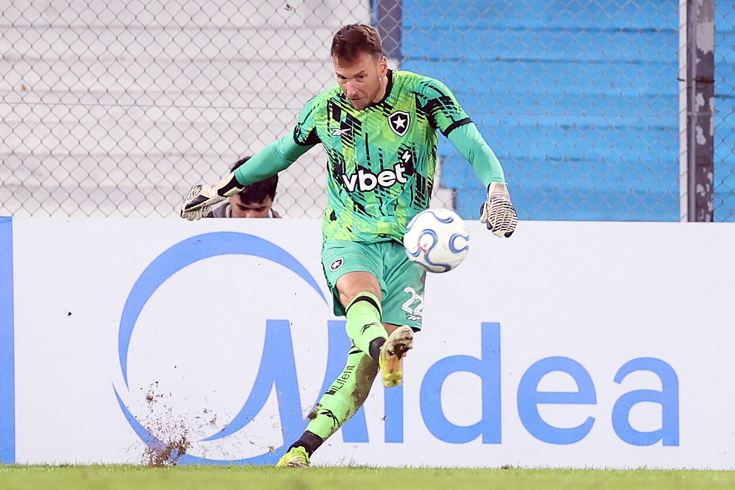 Neto se recupera de falha e ganha sobrevida com Franclim no Botafogo