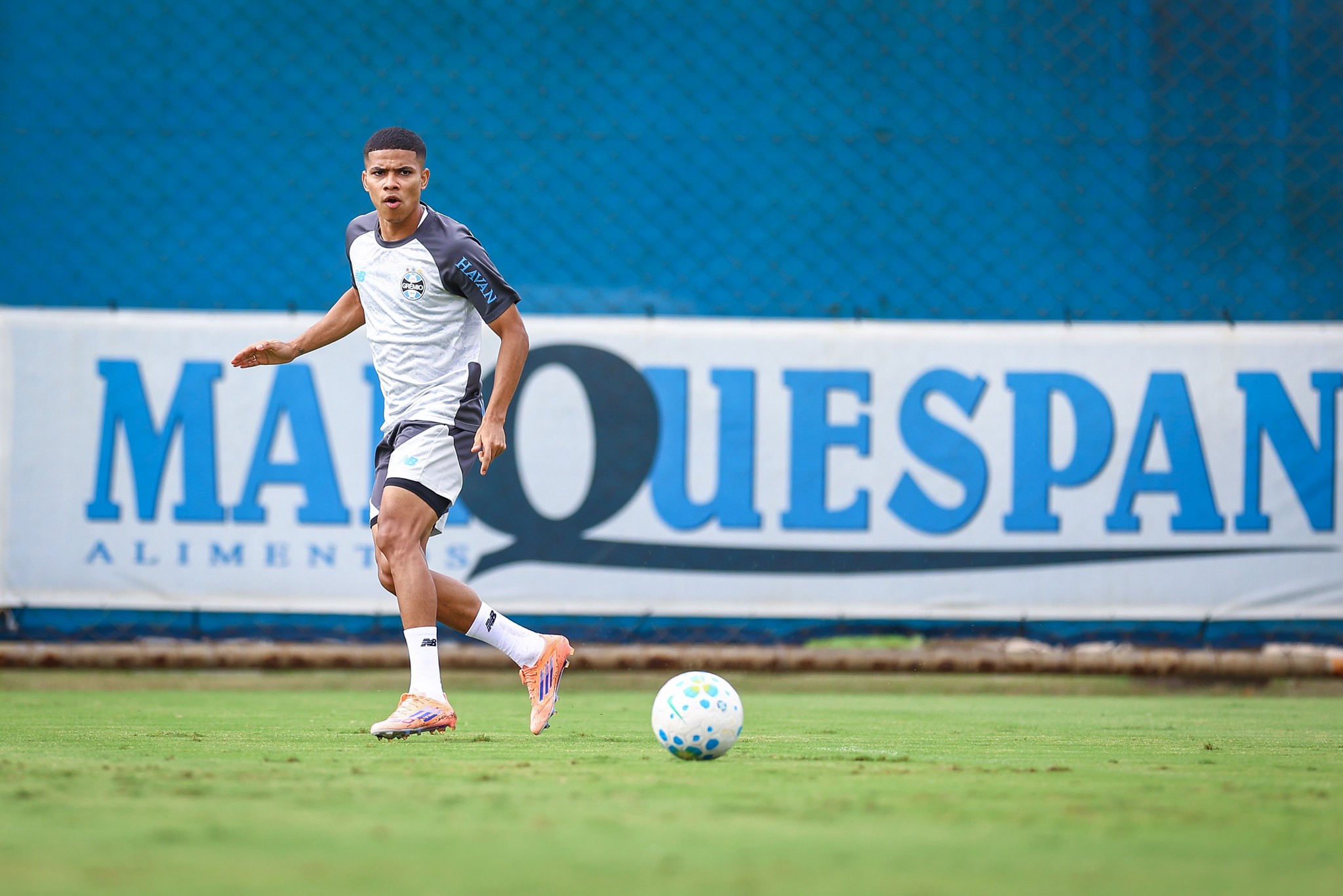 Enamorado soma mais uma assistência no Grêmio e pede passagem como titular