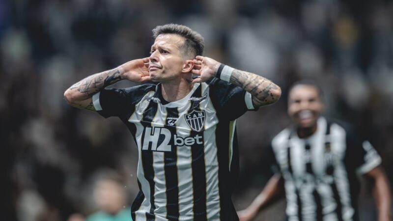 Bernard marca pelo Atlético-MG, provoca torcida e pede desculpas; assista