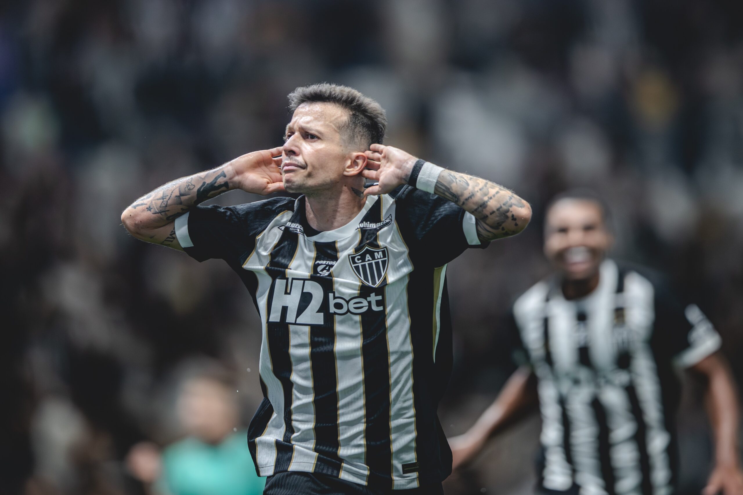 Bernard marca pelo Atlético-MG, provoca torcida e pede desculpas; assista