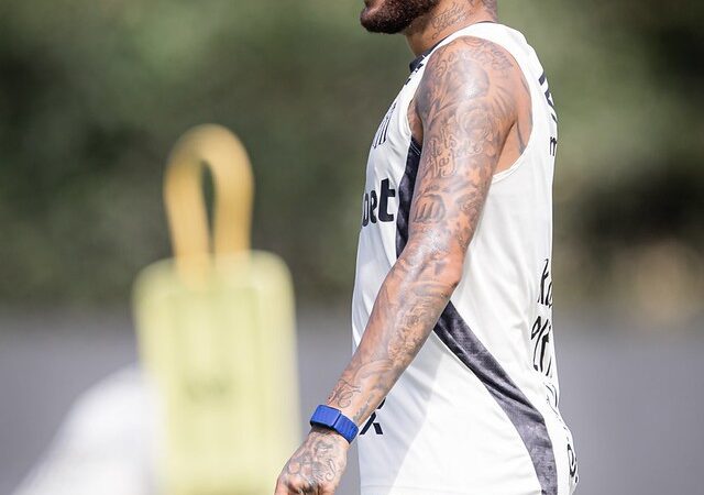 A maratona de Neymar: camisa 10 completa sequência pelo Santos com gol e polêmicas na bagagem