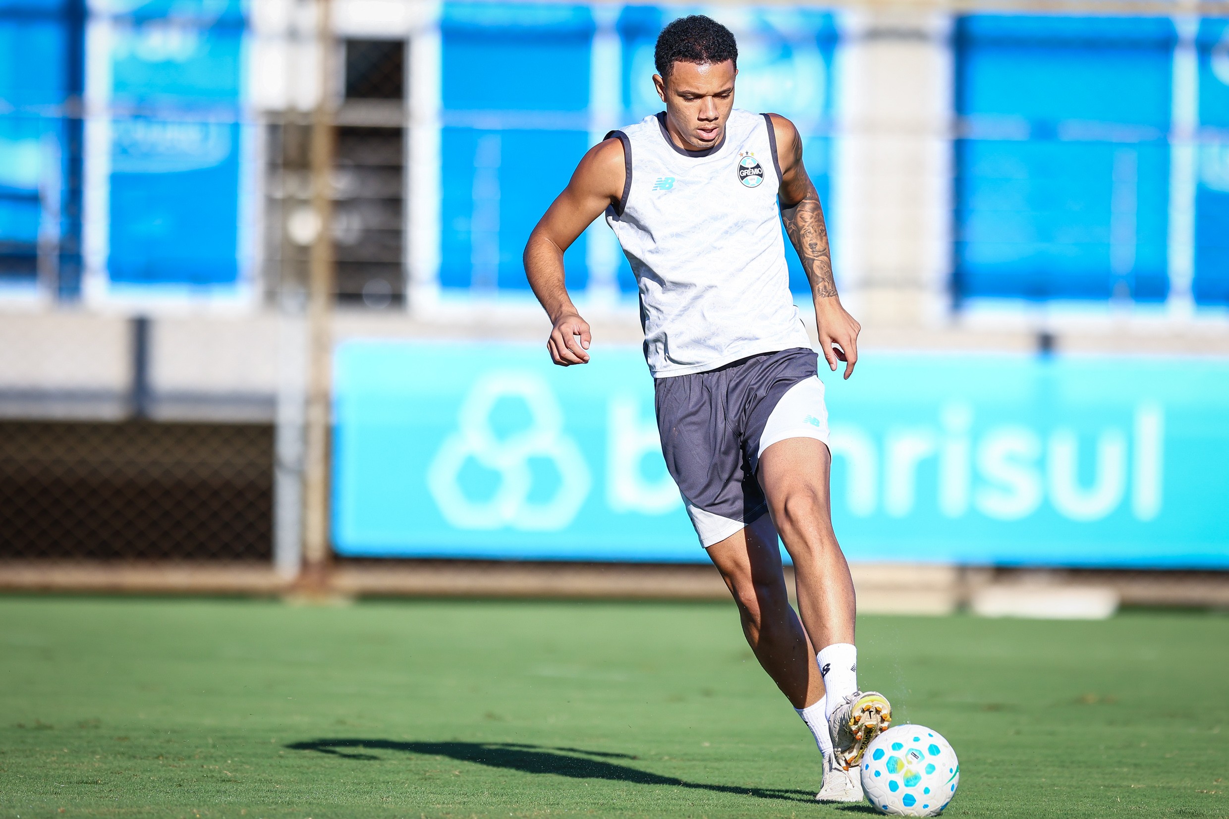 Zagueiro do Grêmio interessa a Benfica e dois clubes da Premier League; saiba