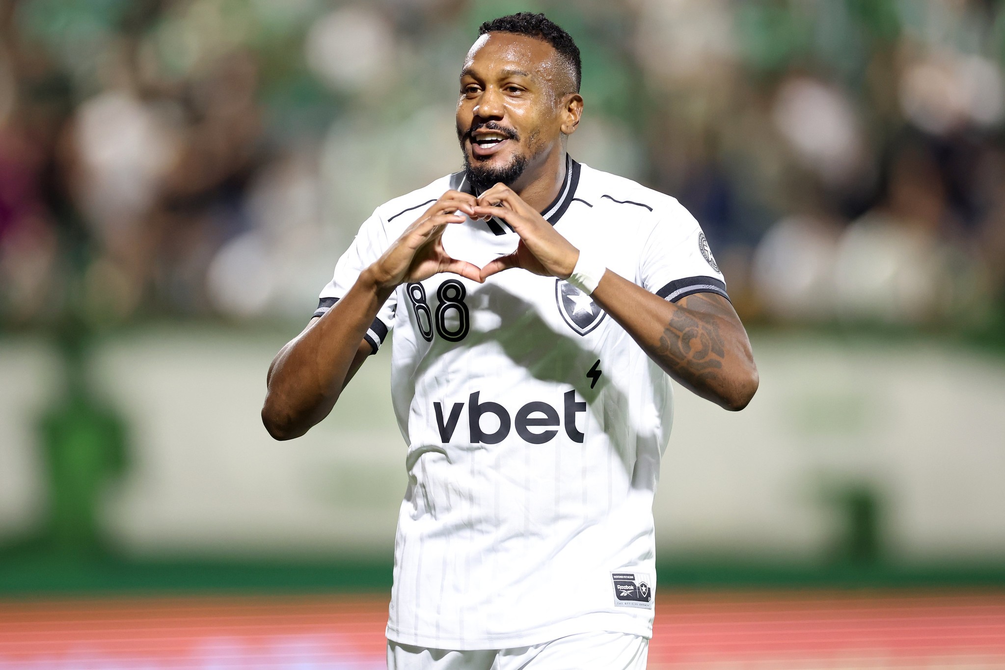 Edenilson encontra “boa forma física” e ganha espaço no Botafogo com gols