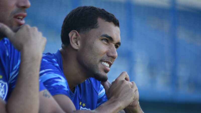 Carlinhos celebra gol em retorno ao Vitória-ES: “Minha mãe sempre dizia que nasci para jogar de azul”