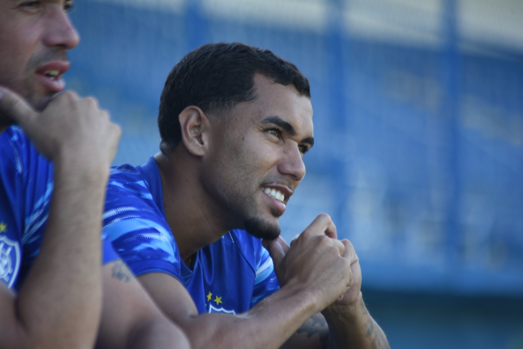 Carlinhos celebra gol em retorno ao Vitória-ES: “Minha mãe sempre dizia que nasci para jogar de azul”