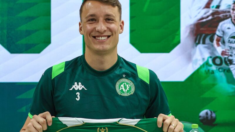 Zagueiro da Chapecoense completa 100 jogos no clube e recebe homenagem