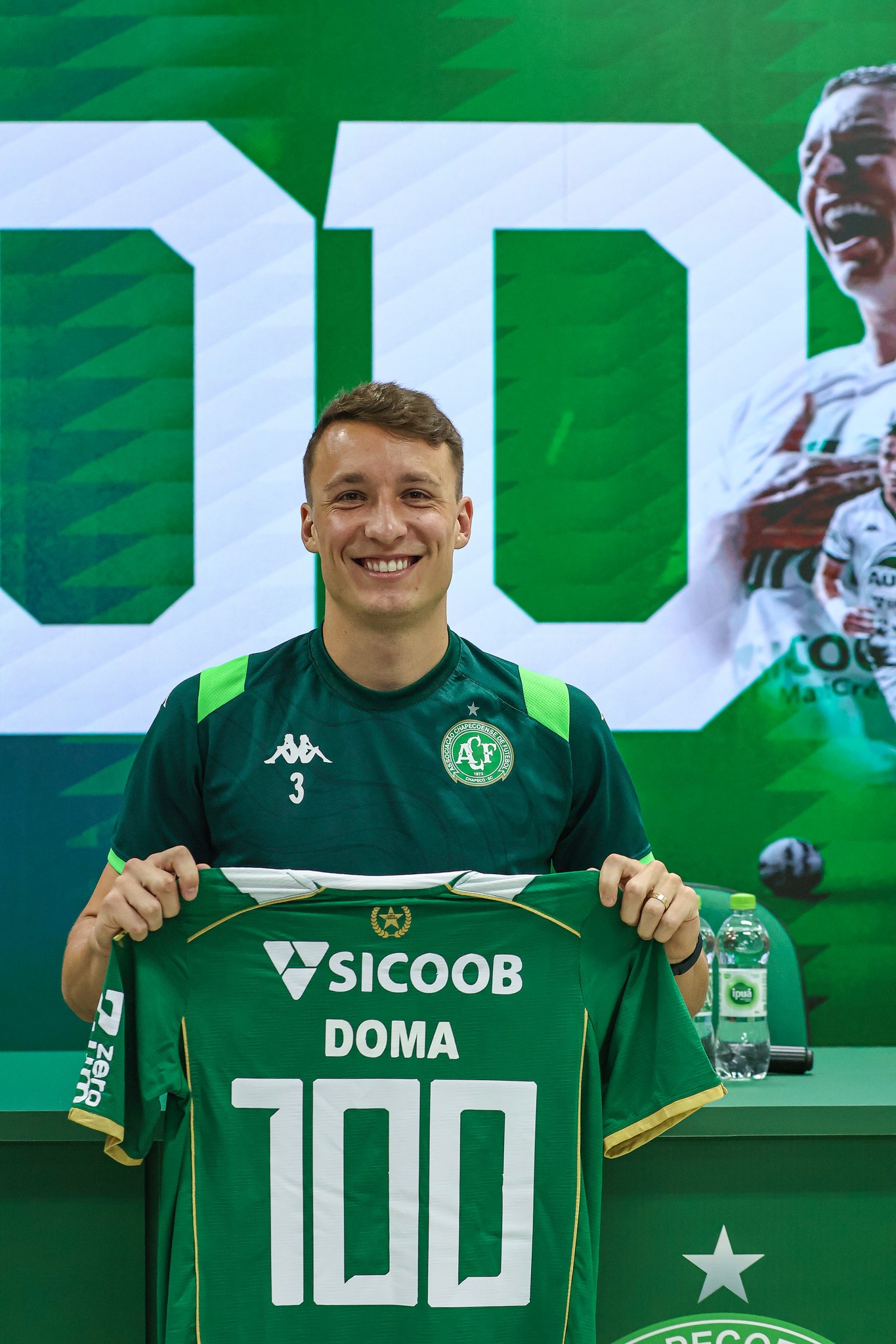 Zagueiro da Chapecoense completa 100 jogos no clube e recebe homenagem