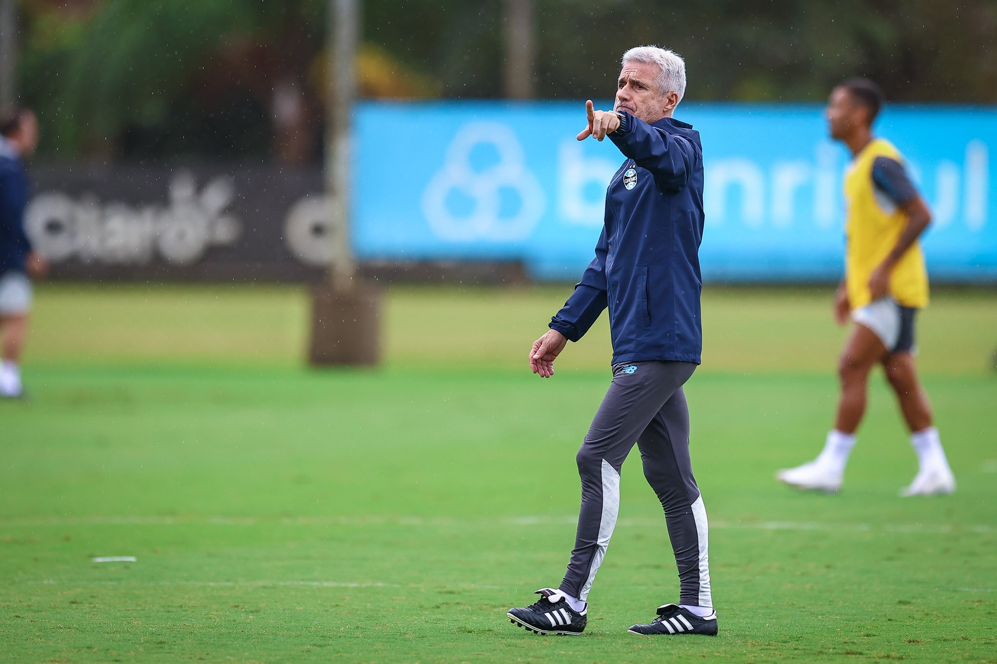 Grêmio tenta feito inédito no período pós-Gauchão contra o Coritiba; entenda