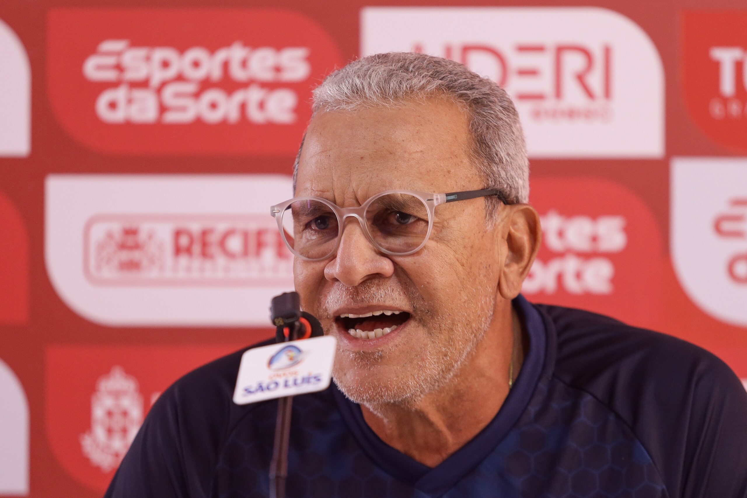 Alvo de protesto no Náutico, Hélio diz: “Em 42 anos de bola, nunca dei abertura para organizada”