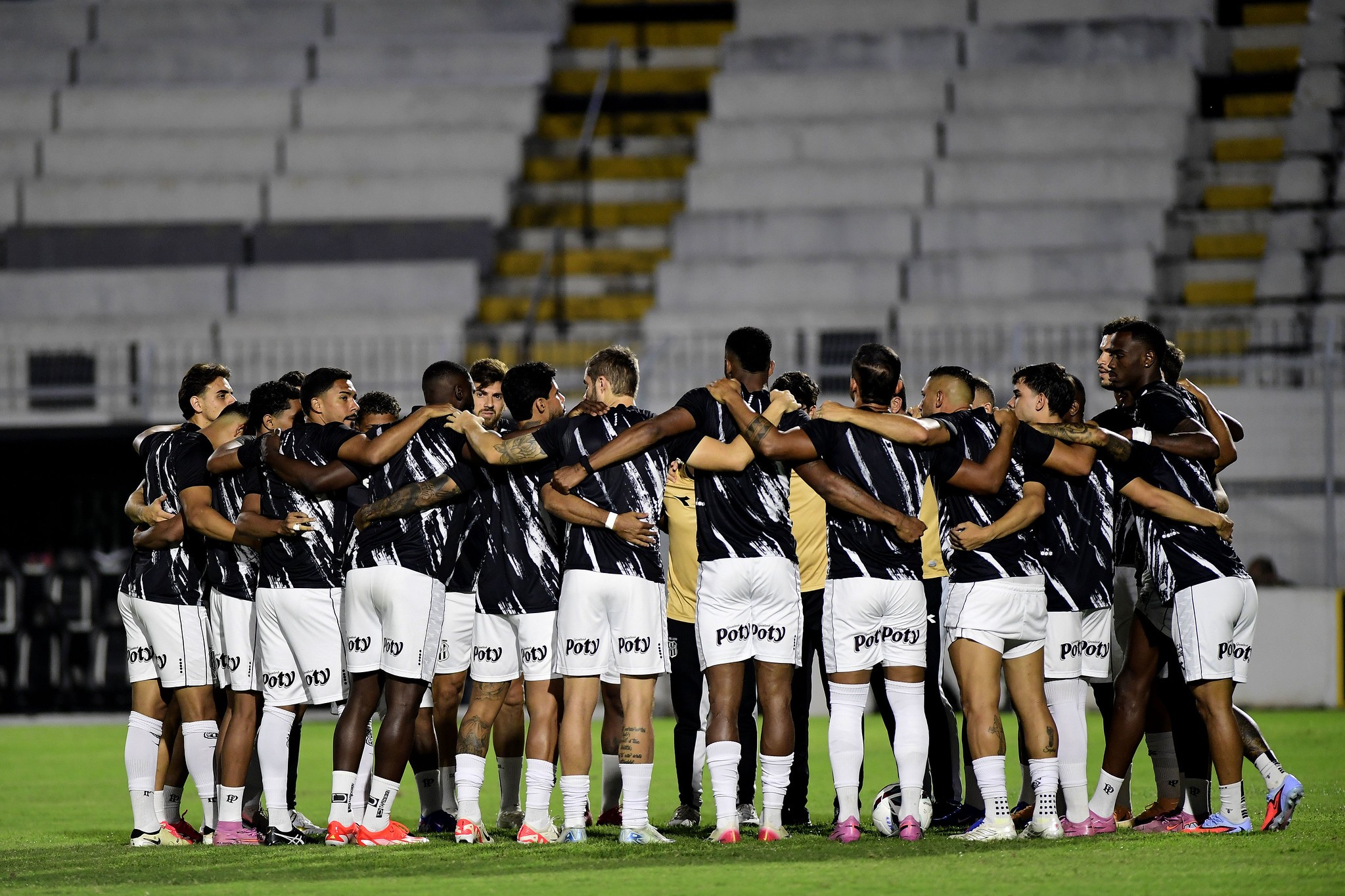 Em novo protesto, jogadores da Ponte saem em silêncio após segunda vitória seguida