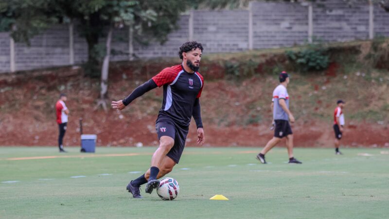 Arthur Caíke cita confiança em Tencati, destaca versatilidade e mira estreia no Botafogo-SP