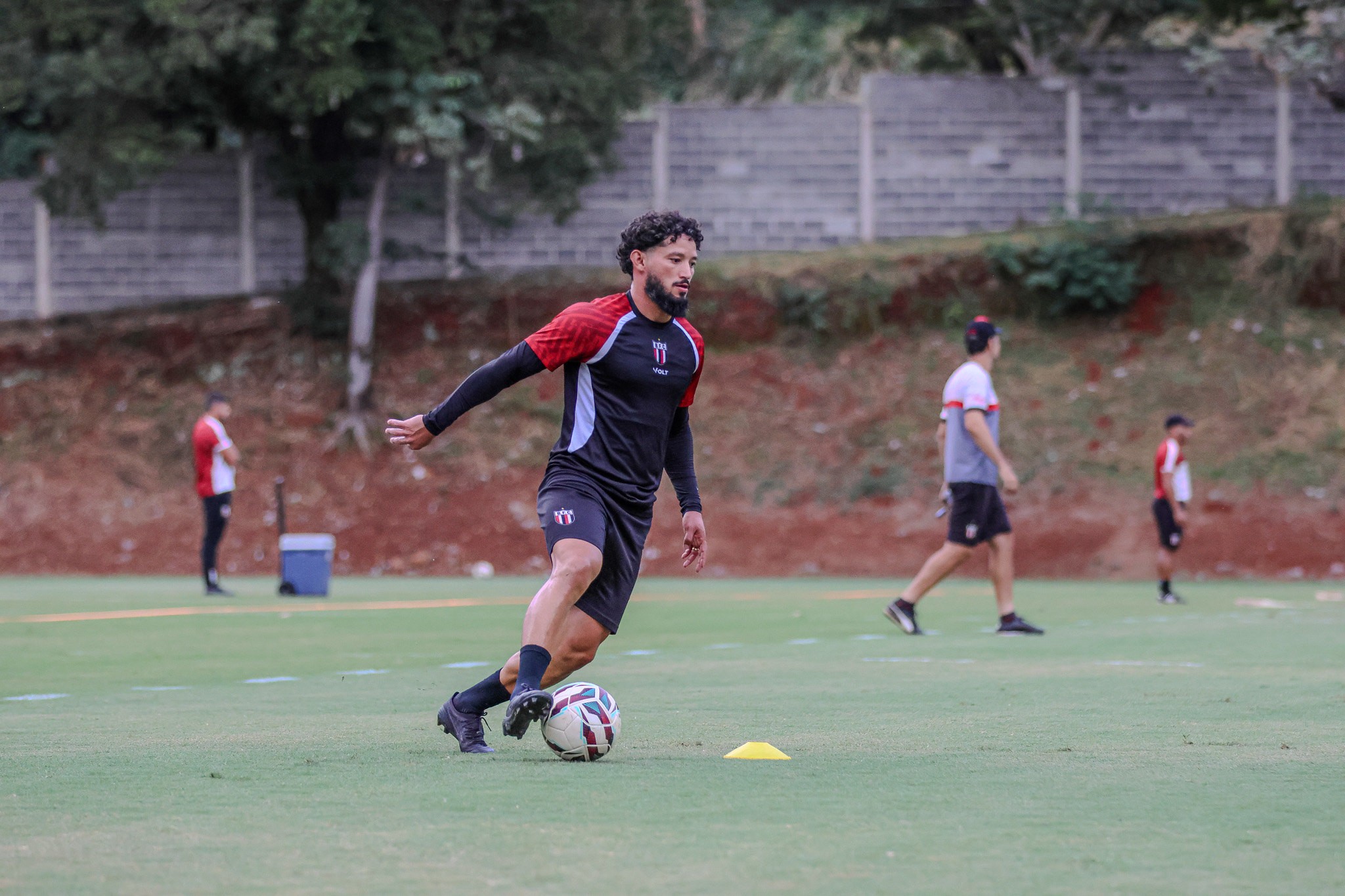 Arthur Caíke cita confiança em Tencati, destaca versatilidade e mira estreia no Botafogo-SP