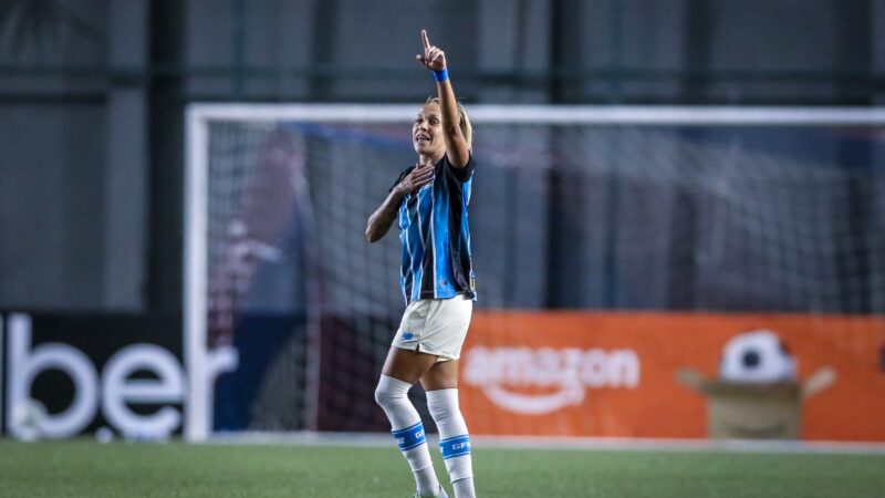 Prêmio Marta? Meia do Grêmio marca gol de falta do meio-campo no Brasileiro Feminino; veja vídeo