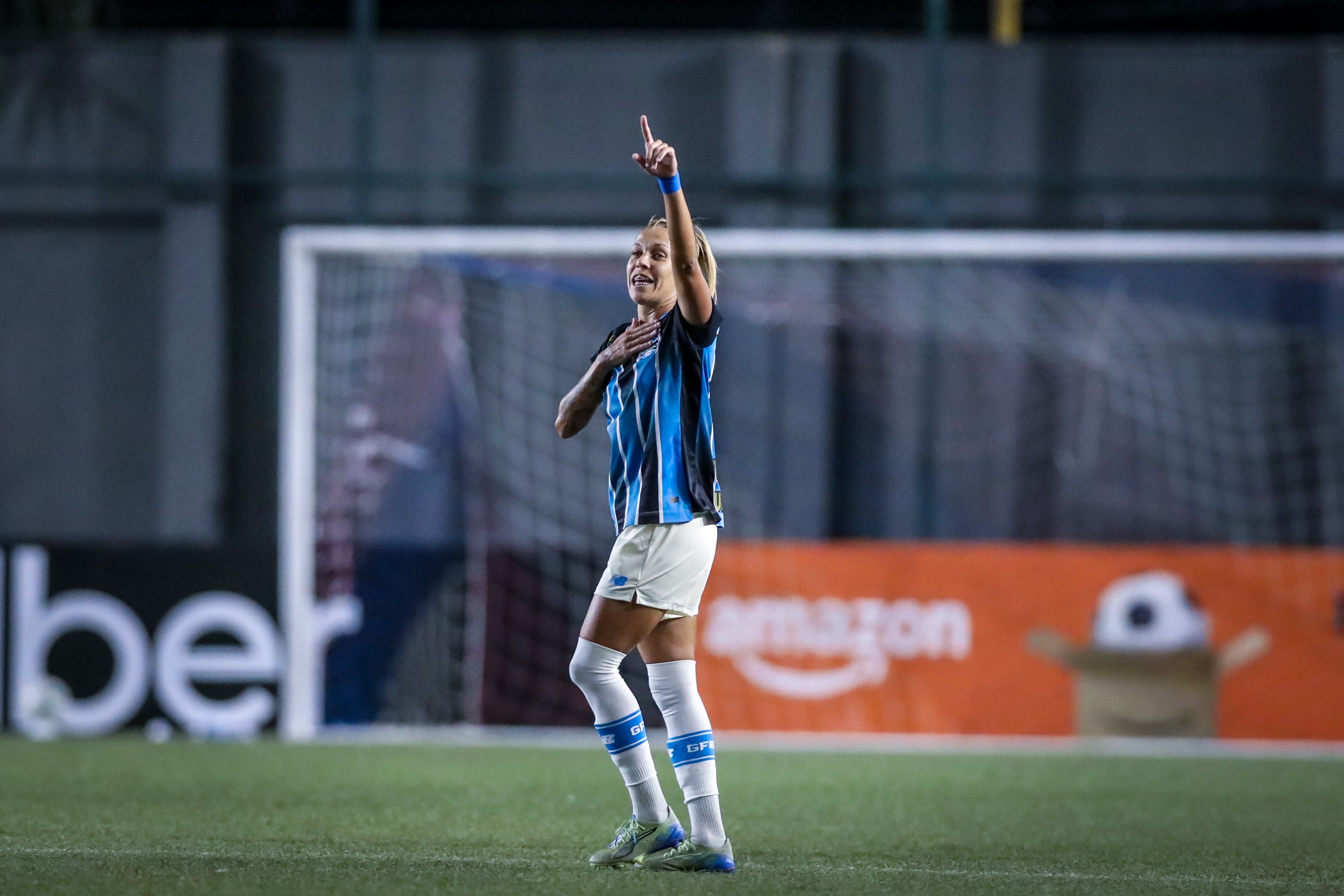Prêmio Marta? Meia do Grêmio marca gol de falta do meio-campo no Brasileiro Feminino; veja vídeo
