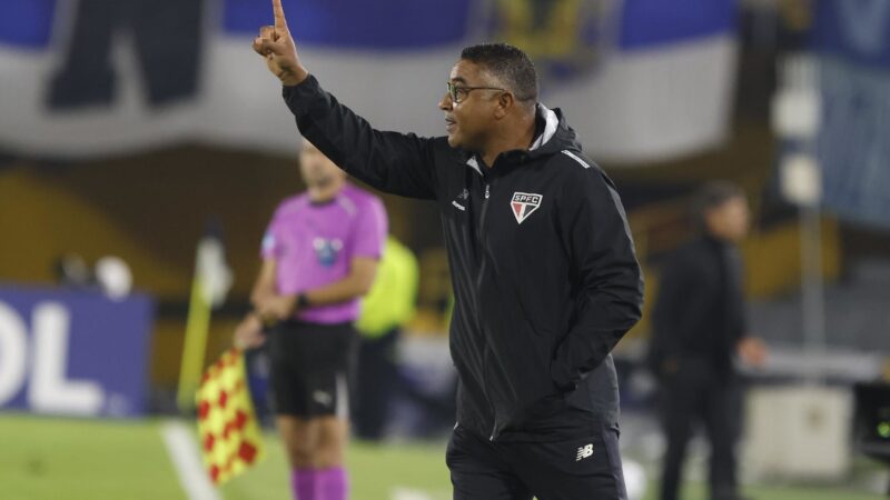 Roger explica mudanças e valoriza empate do São Paulo na altitude: “Temos sempre que comemorar”