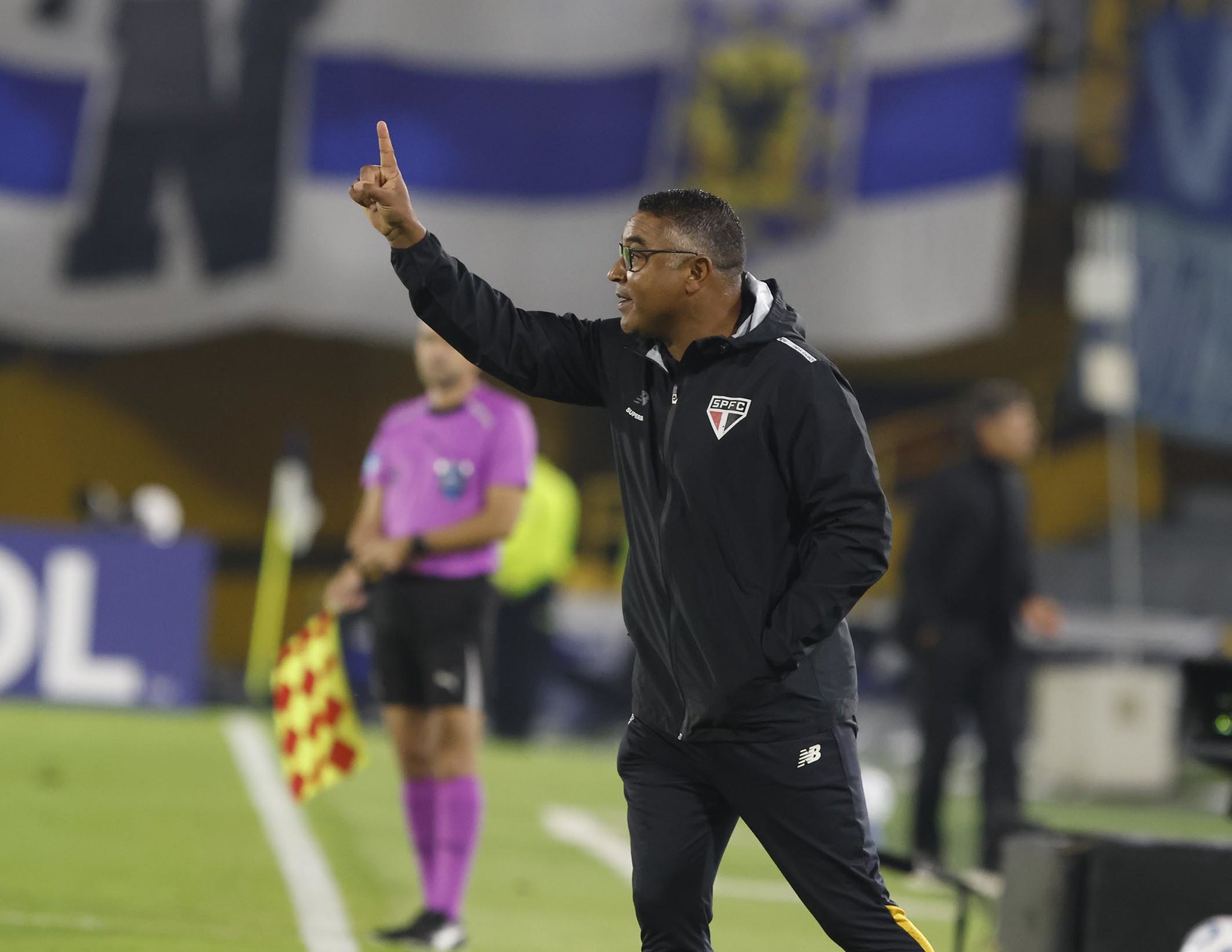 Roger explica mudanças e valoriza empate do São Paulo na altitude: “Temos sempre que comemorar”