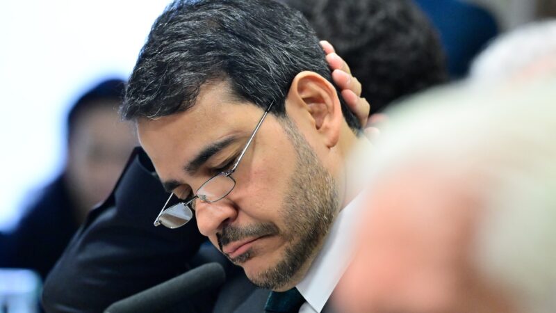 VÍDEO: Após derrota, Messias recebe cumprimentos na liderança do governo no Senado