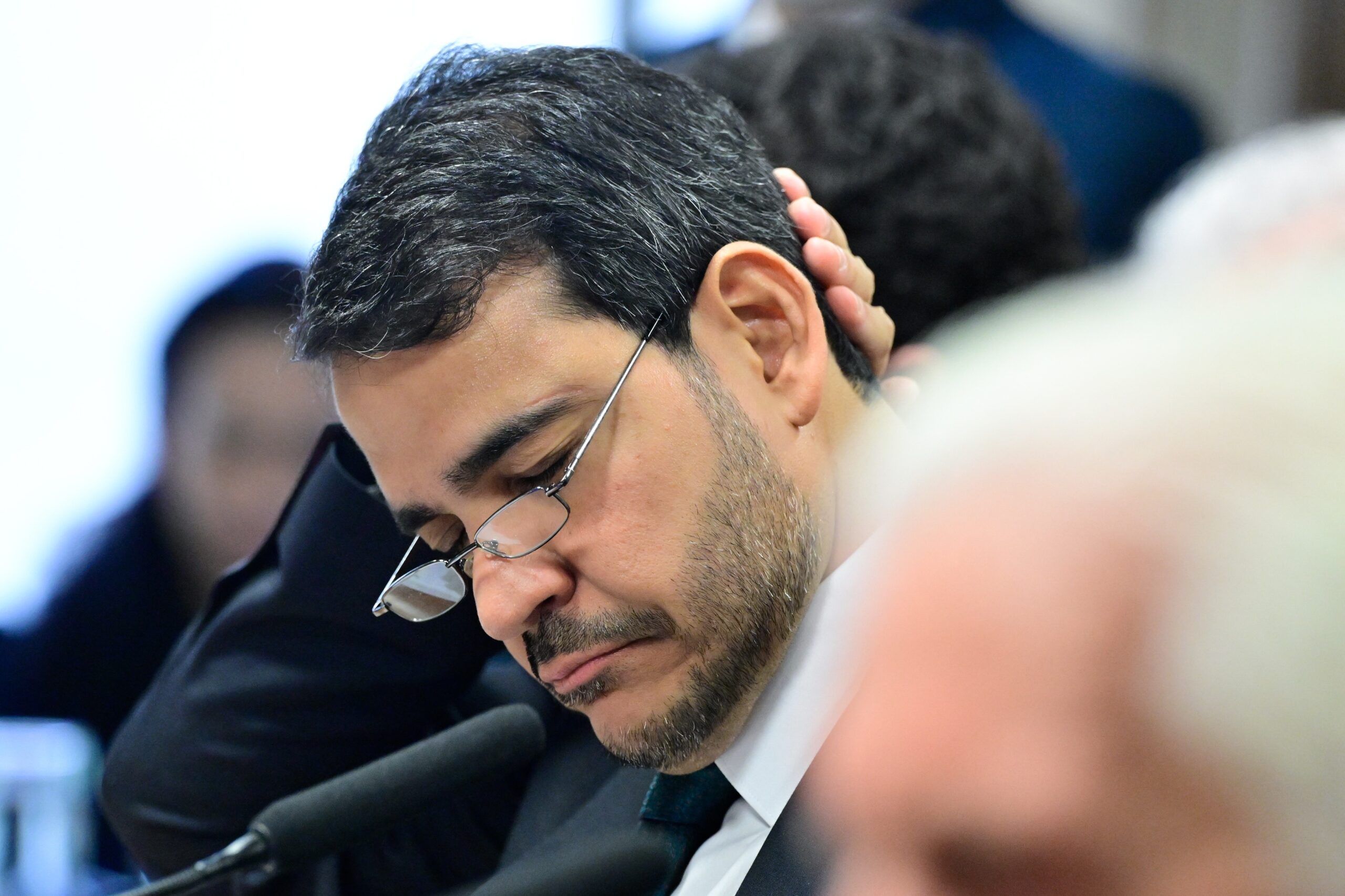 VÍDEO: Após derrota, Messias recebe cumprimentos na liderança do governo no Senado