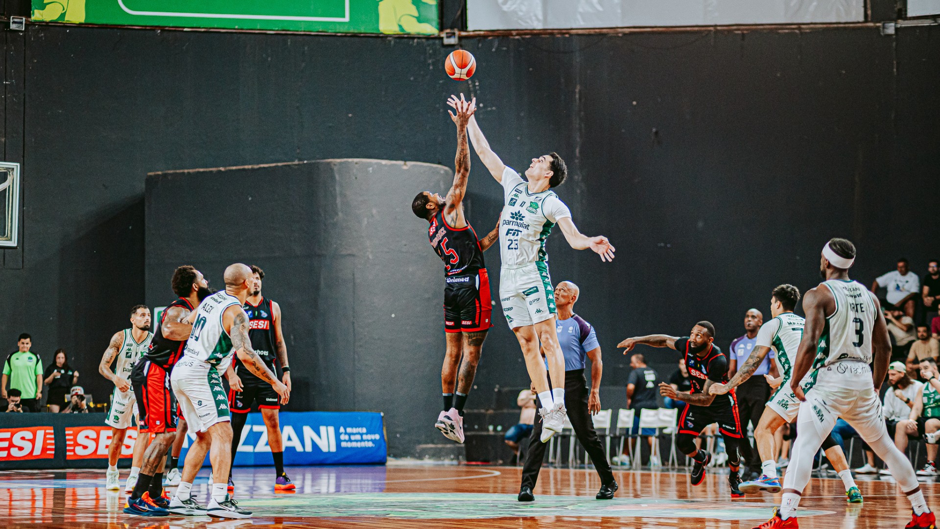 Franca reage após ficar 12 pontos atrás, vence Bauru e mantém liderança no NBB