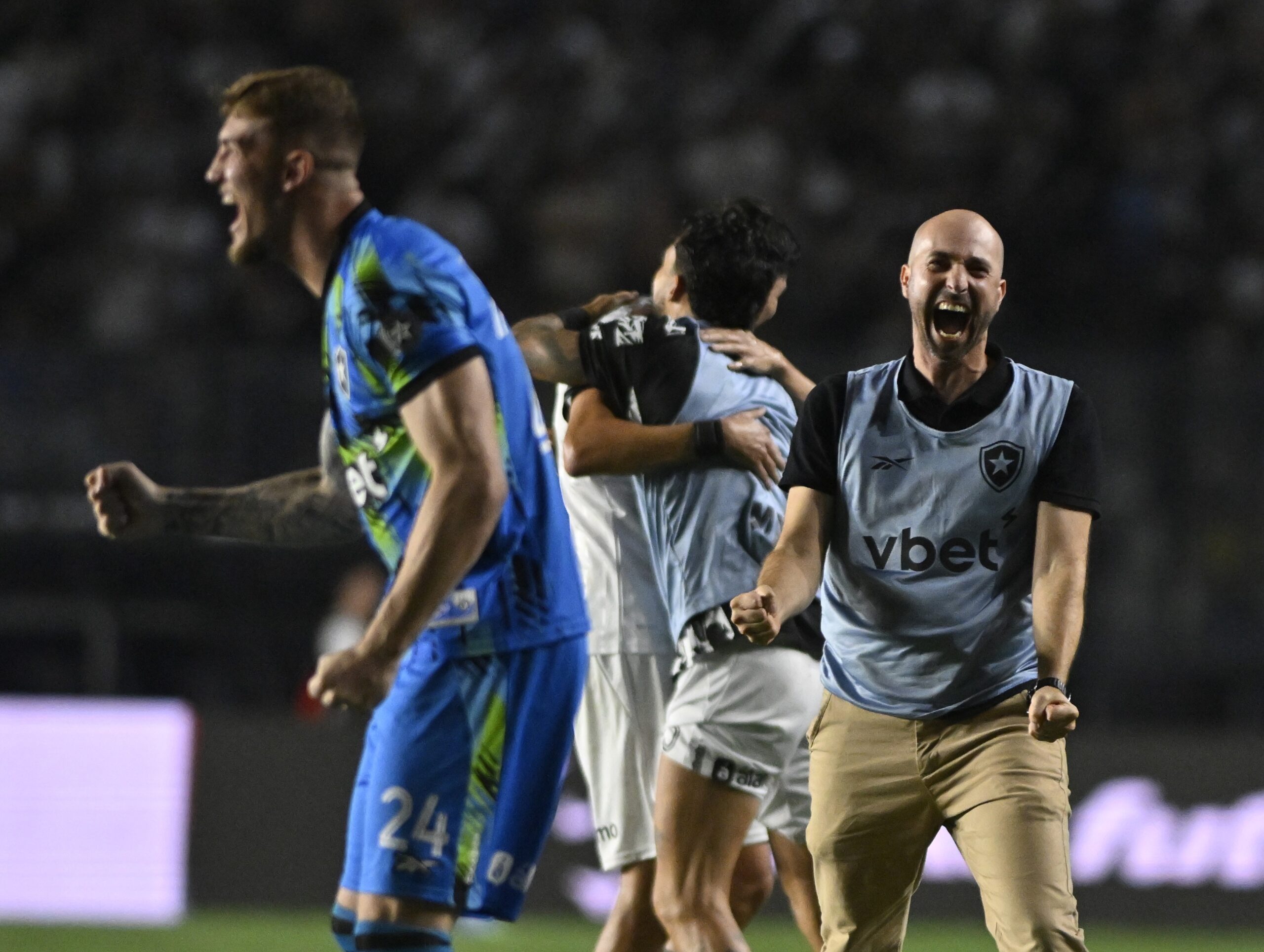 Bellão festeja vitória no clássico e se despede do comando do Botafogo com “bom ambiente”