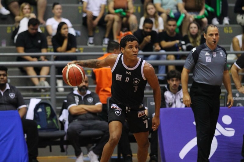 Com “só” 1,84m, destaque do Botafogo projeta playoffs do NBB: “Acostumado a vencer gigantes”