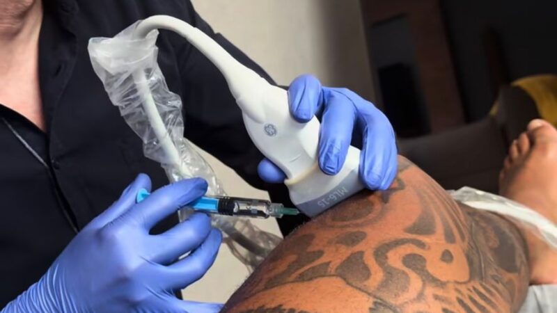 Memphis realiza tratamento no joelho na Espanha; Corinthians aguarda retorno até sábado