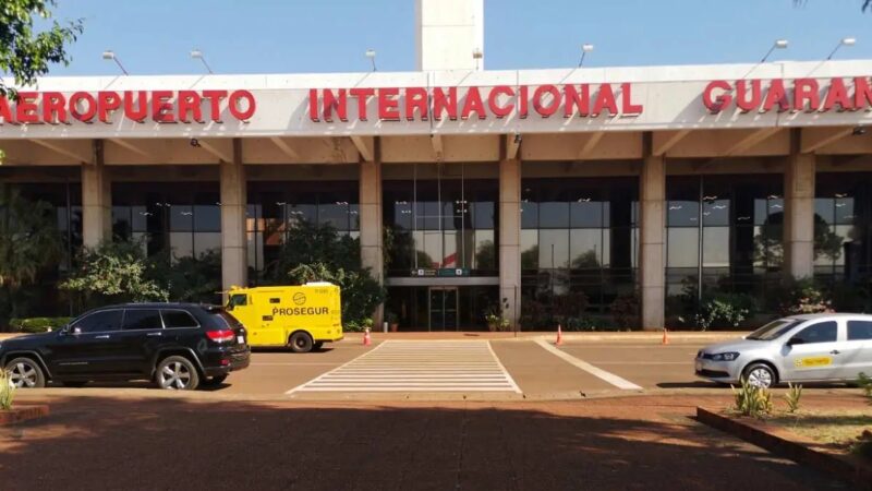 Avião carregando R$ 15 milhões cai no Paraguai, e moradores saqueiam dinheiro