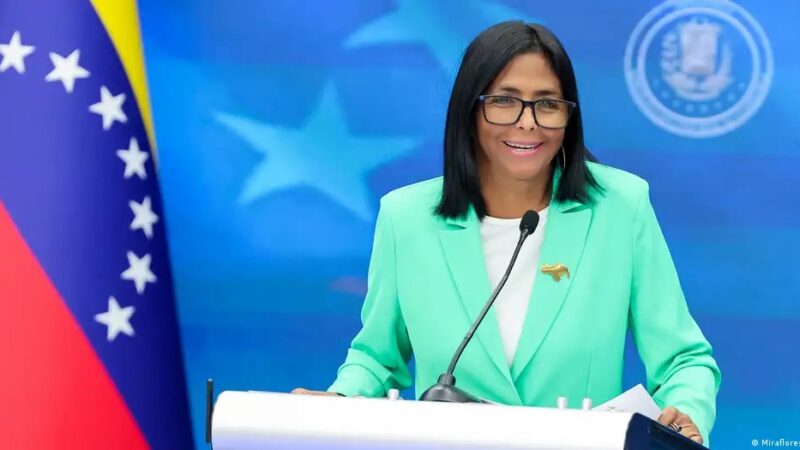 Presidente interina da Venezuela promete aumento de salários